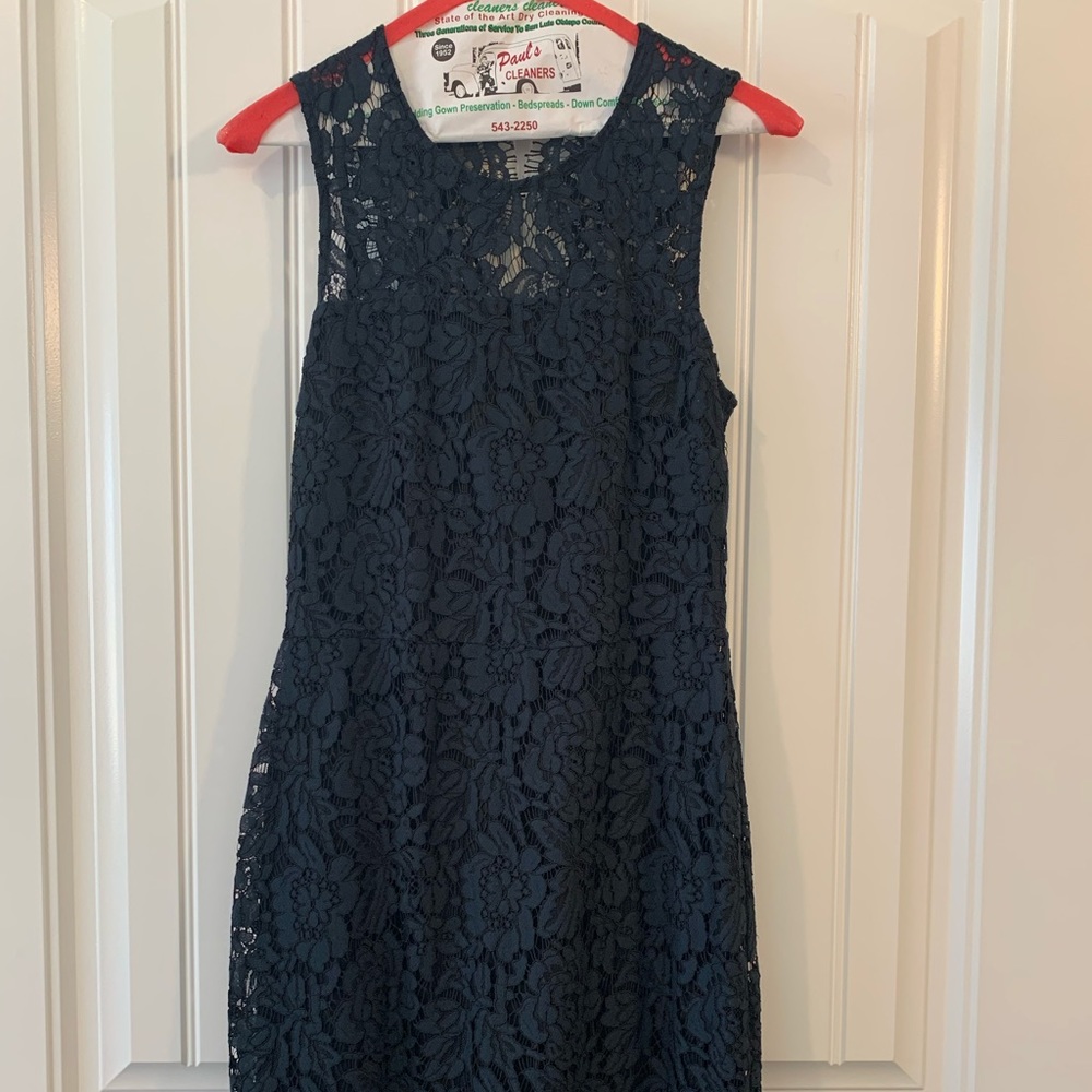 Black sleeveless lace dress